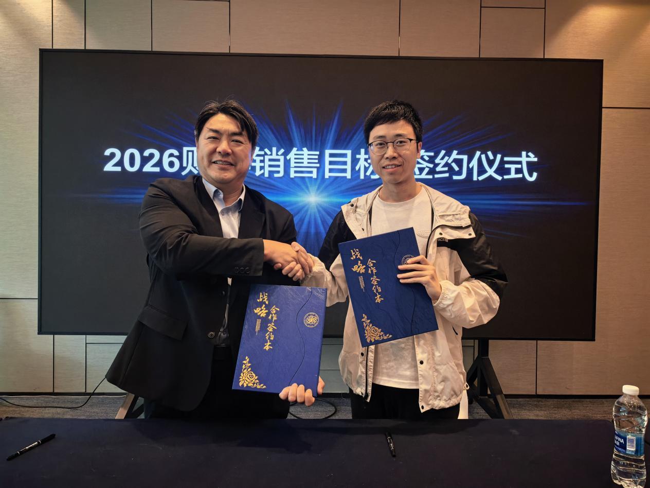 EPSON Division General Manager (left) and YQM Chairman (right) at the strategic cooperation signing ceremony